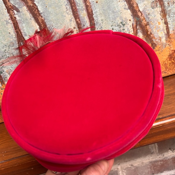 Mid Century hot pink fuschia pill box hat with feathers - Picture 6 of 9